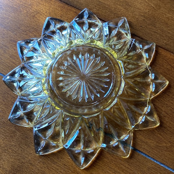 Small Vintage Depression Glass Sweet Plate 5.5 - 6.5 Inches - Picture 2 of 5